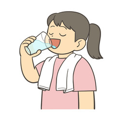 コップで水を飲む女の子