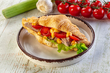 Croissant with tuna, tomato and salad