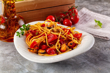 Spaghetti with mussels and tomato
