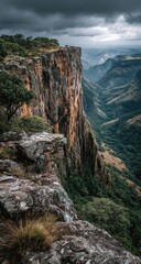 Naklejka premium Dramatic cliff face overlooking a valley