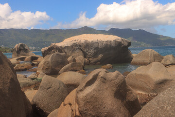 Wilde Küstenlandschaft an Mahés Westküste (Seychellen)