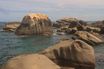 Typische Granitfelsen an der Nordwestküste von Mahé (Seychellen)