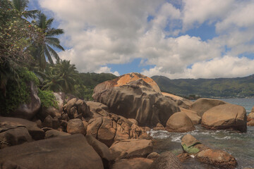 Imposante Granitfelsen an der Nordwestküste von Mahé (Seychellen)
