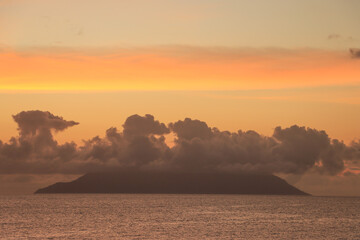 Spektakuläre Quellwolken über der Insel Silhouette (Seychellen)