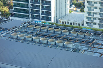 ハイアングルで撮影した東京都の建物の屋上の空調設備の様子