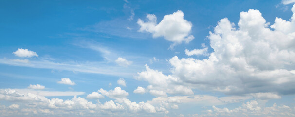 Obraz premium sky is blue and cloudy