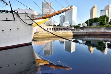 Obraz premium 横浜みなとみらいの帆船日本丸が繋留する公園