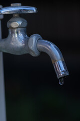 蛇口から落ちる水滴	