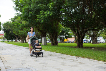 Naklejka premium Woman spending day with baby at green park
