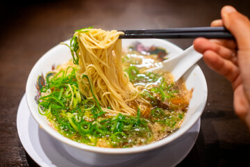 豚骨ラーメンを食べる