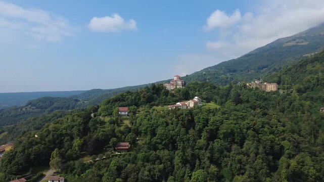 In volo verso il Santuario di Graglia,con la frazione Neck in primo piano.