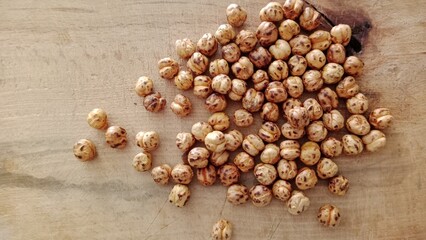 roasted chickpeas on a wooden background