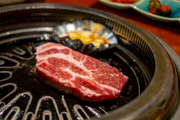 大きな豚肉を焼く