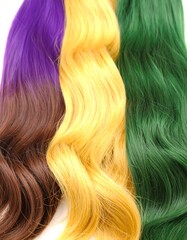 Naklejka premium Vibrant strands of hair showcasing a striking ombre effect with hues of purple, yellow, and green.