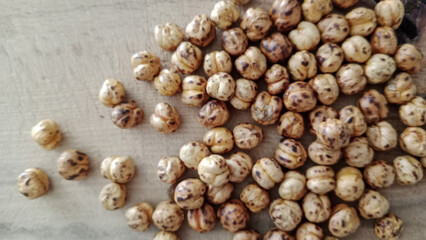 roasted chickpeas on a wooden background