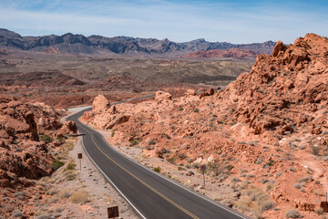 Straße durch rote Felsenlandschaft in Nevada