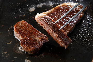 鉄板でステーキを焼いているシーン