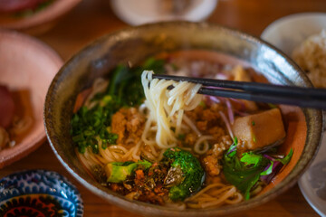 野菜ラーメンを食べる