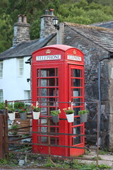 Obraz premium Red phone box in an English village