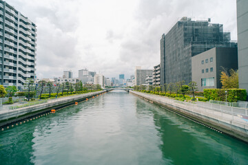 Naklejka premium Panorama Of A Busy Road And Surrounding Skyscrapers In Tokyo, japan - 2 august 2025