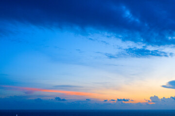 Obraz premium sunset in the sea. Beautiful colorful sky and cloud in twilight time background. Orange fluffy clouds and sun sunlight reflection in the blue sky.