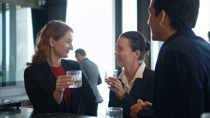 Obraz premium Smiling bartender serving drinks to customers at a modern bar