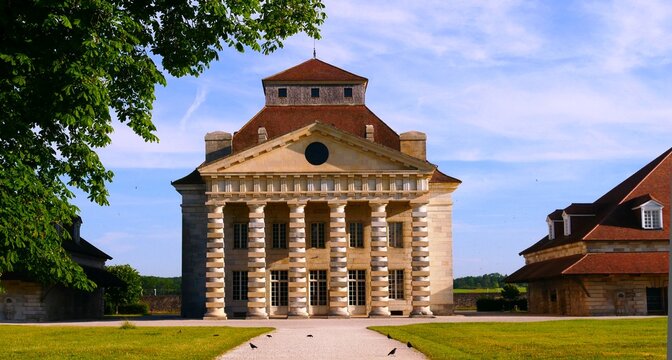 Maison &agrave; colonnes du directeur de la saline royale d&rsquo;Arc-et-Senans. B&acirc;timent du XVIIIe si&egrave;cle dans le Doubs en r&eacute;gion Franche-Comt&eacute; France Europe