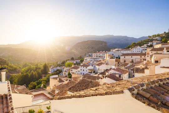 Castril, Granada &mdash; Azoteas de terracota iluminadas en un pueblo blanco andaluz en la hora dorada