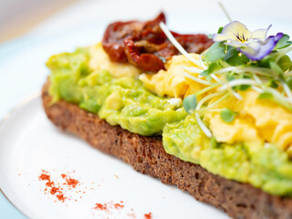 Open sandwich with avocado and egg