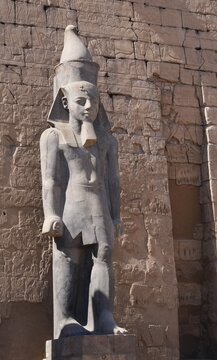 Statue colossale du pharaon Rams&egrave;s II devant son temple de Louxor, &Eacute;gypte