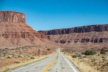 Endlose Straße durch rote Felsenlandschaft