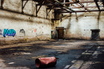 Usine abandonnée. Bidon rouge dans une usine désaffectée. Architecture industrielle obsolète....