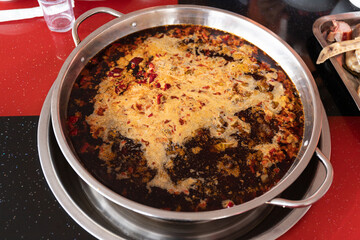 Sichuan-style red soup and clear oil hot pot
