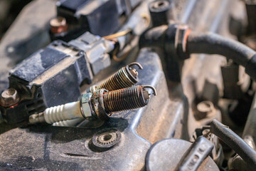 Spark plugs for gasoline engines that are old and have expired will cause incomplete combustion in the engine, in soot and dirt. Changing spark plugs can maintain and extend the life of the engine