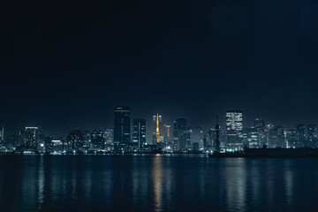 Naklejka premium 水面に反射する煌びやかな街の光／Urban Nightscape Reflected on the Water