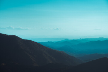 水墨画のような幻想的な山景／Layers of Blue Mountains in the Mist