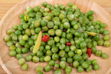 The boiled peas on the plate