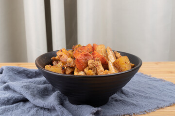 Chicken braised with carrots and potatoes