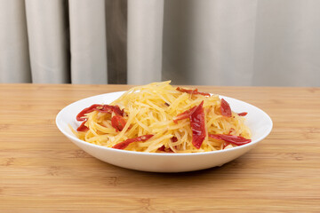 Stir-fried spicy and sour shredded potatoes