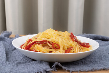 Stir-fried spicy and sour shredded potatoes