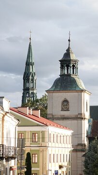 Fototapeta Architektura średniowieczna. Wieże i fasady wykonane z cegły. Ozdobne elewacje budynku