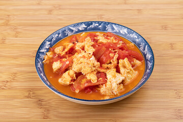 The scrambled eggs with tomatoes on the plate