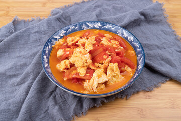 The scrambled eggs with tomatoes on the plate