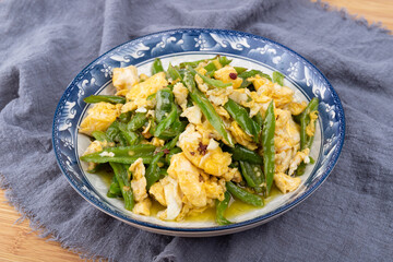 The stir-fried eggs with green peppers on the plate