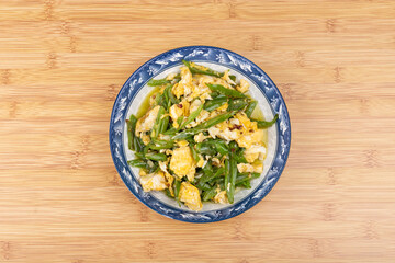 The stir-fried eggs with green peppers on the plate