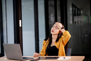 Obraz premium Angry young woman arguing with businessman in casual meeting at café, frustrated over contract, debt, or financial problem indoors. 