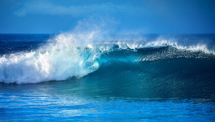 Naklejka premium powerful ocean wave crashing with vibrant blue hues during daytime