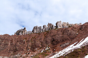 Der einzigartige gezackte Grat des Steinwaldes mit seinem mineralreichen, rötlichen Hang am Palcoyo Trek in Peru