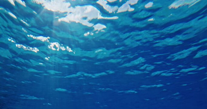 The sunlight refracts through the sea surface, creating a unique and beautiful scene in the sea.
