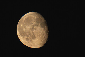 Halbmond mit Flugzeug
